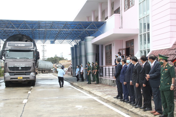 Khai trương cặp cửa khẩu quốc tế Nam Giang - Đắc Tà Oọc - Ảnh 2.