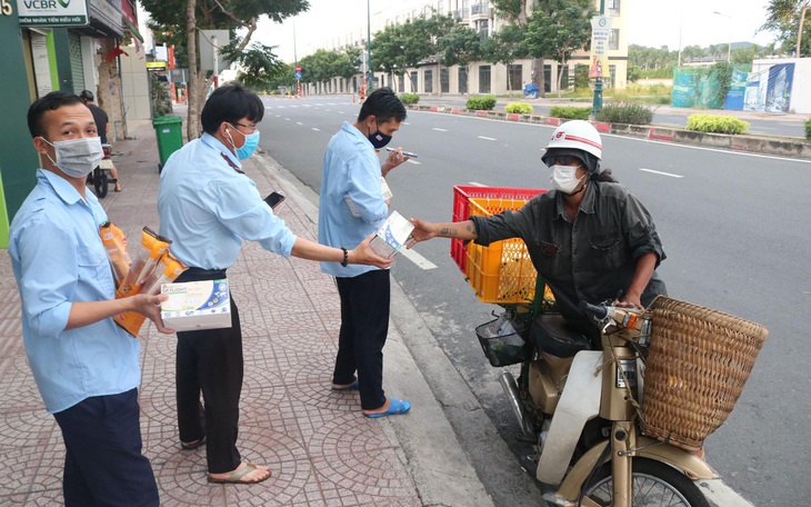 Chưa thấy tình nguyện viên nào dễ thương như chàng trai này - Ảnh 1.