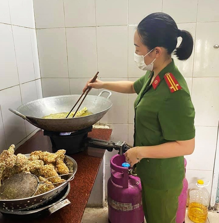 Công an Thái Bình triển khai ‘bữa cơm mang hương vị gia đình’ tại tuyến đầu chống dịch - Ảnh 2.