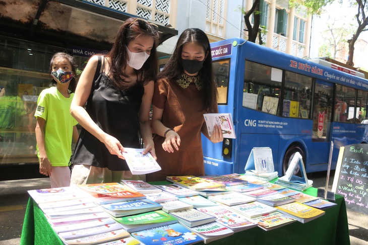 Sách là mặt hàng thiết yếu: Đừng để COVID-19 nhấn chìm văn hóa - Ảnh 1.