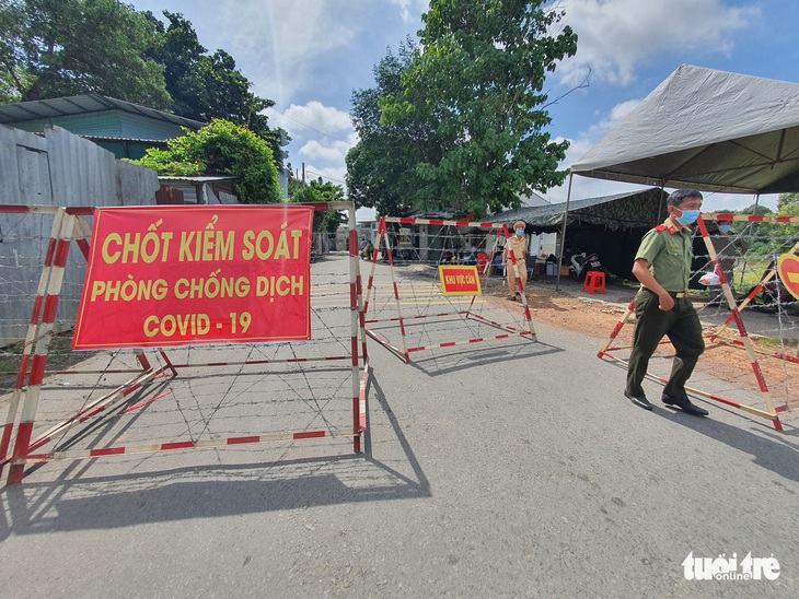 Người phụ nữ đánh, cắn công an tại chốt kiểm dịch ở Thủ Đức - Ảnh 1.