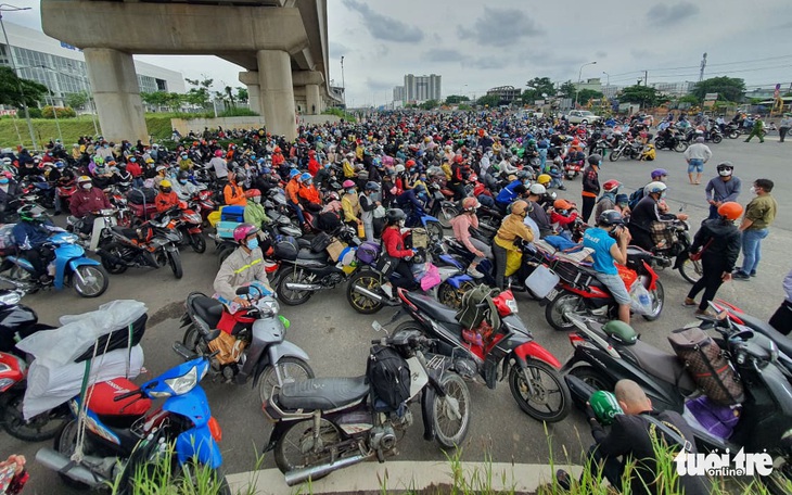 Người dân ùn ùn về quê, lực lượng tuần tra yêu cầu quay đầu