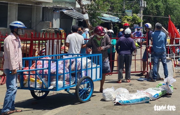 Gói ghém gạo, rau củ quả gửi người thân ở Đà Nẵng trước giờ ai ở đâu ở đó - Ảnh 5.