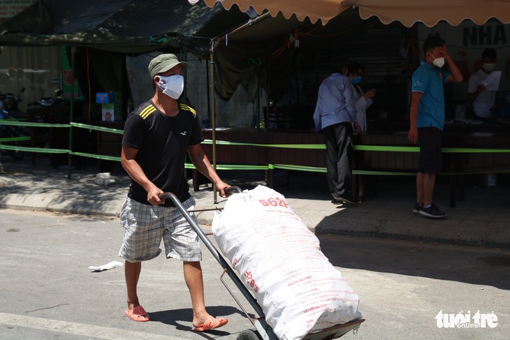 Gói ghém gạo, rau củ quả gửi người thân ở Đà Nẵng trước giờ ai ở đâu ở đó - Ảnh 9.