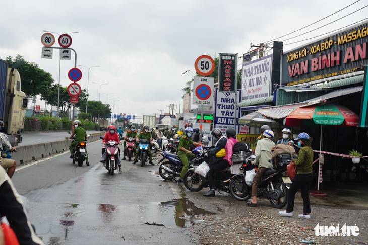 Người dân ùn ùn về quê, lực lượng tuần tra yêu cầu quay đầu - Ảnh 6.