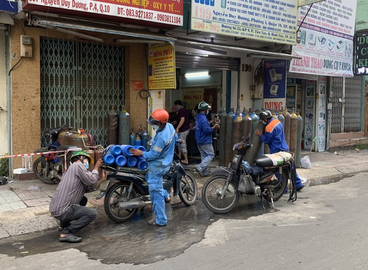 HỎI - ĐÁP về dịch COVID-19: Có nên mua máy tạo oxy, bình oxy và máy thở dự trữ cho gia đình? - Ảnh 2.