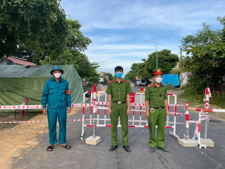 Tạm đình chỉ 2 phó chủ tịch xã chống dịch không nghiêm - Ảnh 1. Tạm đình chỉ 2 phó chủ tịch xã chống dịch không nghiêm - Ảnh 1.