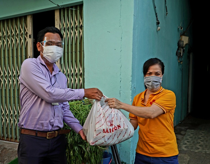 Công nhân dè sẻn từng bữa ăn nhưng chia sớt cho nhau từng cọng rau, con ốc - Ảnh 1.