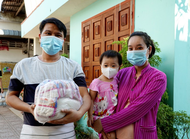 Công nhân dè sẻn từng bữa ăn nhưng chia sớt cho nhau từng cọng rau, con ốc - Ảnh 3.