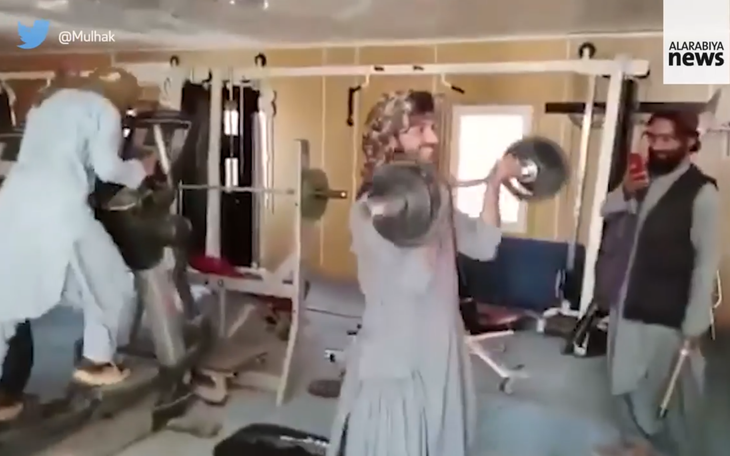 Lính Taliban đi tập gym, chơi xe điện đụng, người dân đổ đến sân bay để tháo chạy