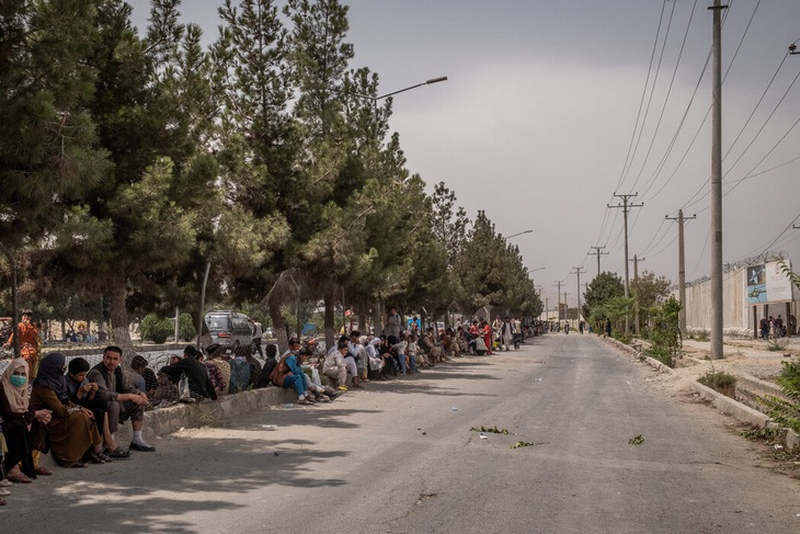 Sân bay Kabul căng thẳng: Mỹ siết bên trong, Taliban chặn bên ngoài - Ảnh 4.