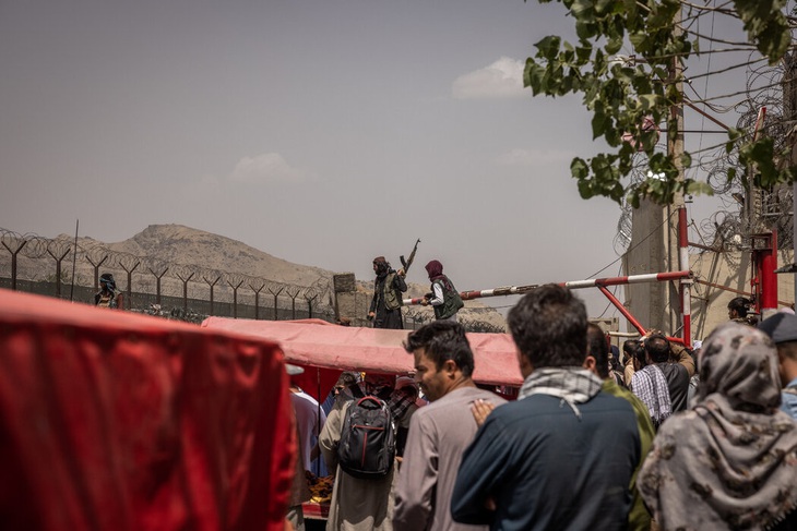 Sân bay Kabul căng thẳng: Mỹ siết bên trong, Taliban chặn bên ngoài - Ảnh 6.