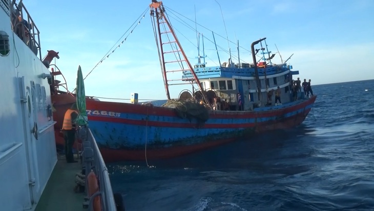 Truy bắt hai tàu giã cào Quảng Ngãi khai thác tận diệt thủy sản trên vùng biển Quảng Trị - Ảnh 1.