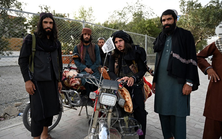 Taliban vác súng đi từng nhà, yêu cầu dân trở lại làm việc