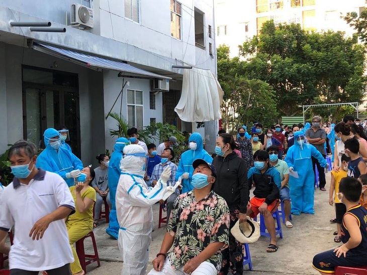 Khống chế phó chánh văn phòng Đoàn ĐBQH Đà Nẵng vì gạt tay trúng mặt nhân viên xét nghiệm - Ảnh 1.