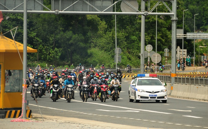 Nối lại trung chuyển, hầm Hải Vân đông đặc người về quê - Ảnh 1.