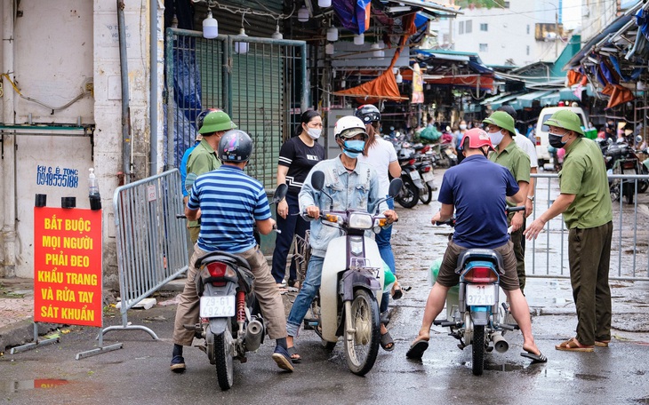 Hà Nội phong tỏa 2 chợ đầu mối vì có F0