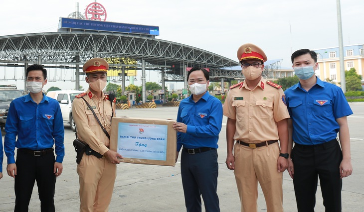 Bí thư thứ nhất Trung ương Đoàn thăm, tặng quà chốt trực COVID-19 - Ảnh 2.