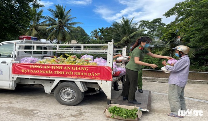 Món quà bất ngờ từ đường dây nóng của đại tá Đinh Văn Nơi - Ảnh 2.