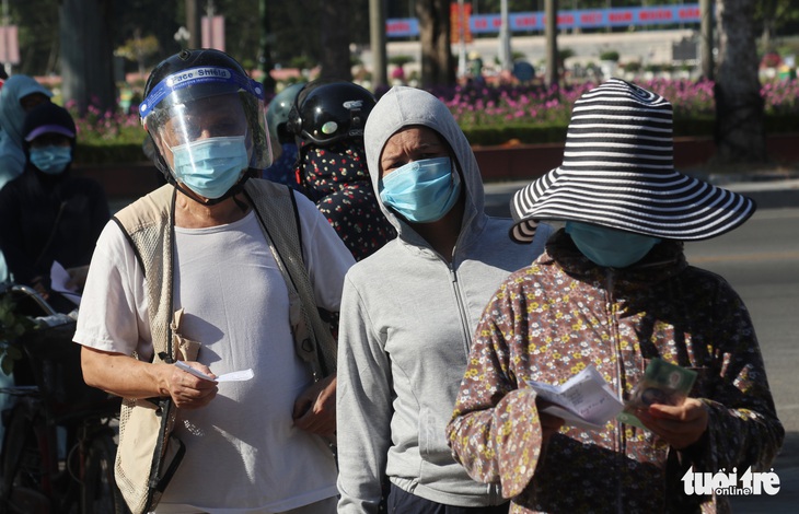 Lần đầu đi chợ bằng thẻ, nhiều bà con TP Vinh phải quay về vì... hết thịt - Ảnh 1.