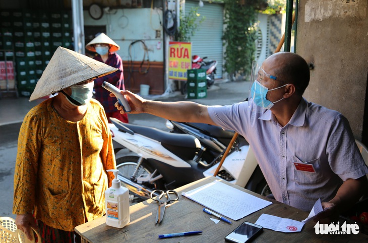 Lần đầu đi chợ bằng thẻ, nhiều bà con TP Vinh phải quay về vì... hết thịt - Ảnh 2.