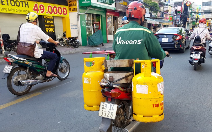 Xe tải chở gas bị chặn, người giao gas bị xử phạt trong khi dân hối mua gas