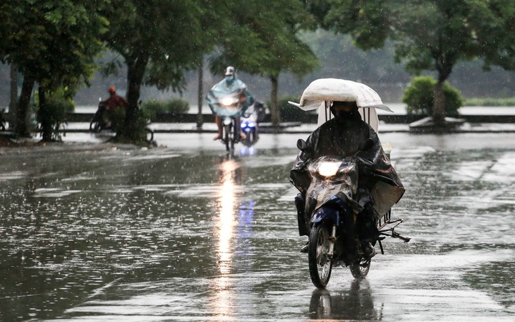 Bắc Bộ kết thúc nắng nóng nhờ đợt mưa lớn, Nam Bộ mưa dông gia tăng