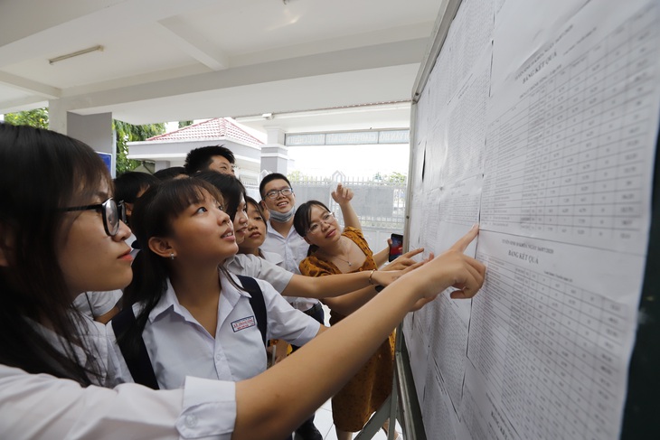 Bất ngờ với điểm chuẩn vào lớp 10 ở TP.HCM: Trường vùng ven điểm cao hơn nội thành - Ảnh 1.