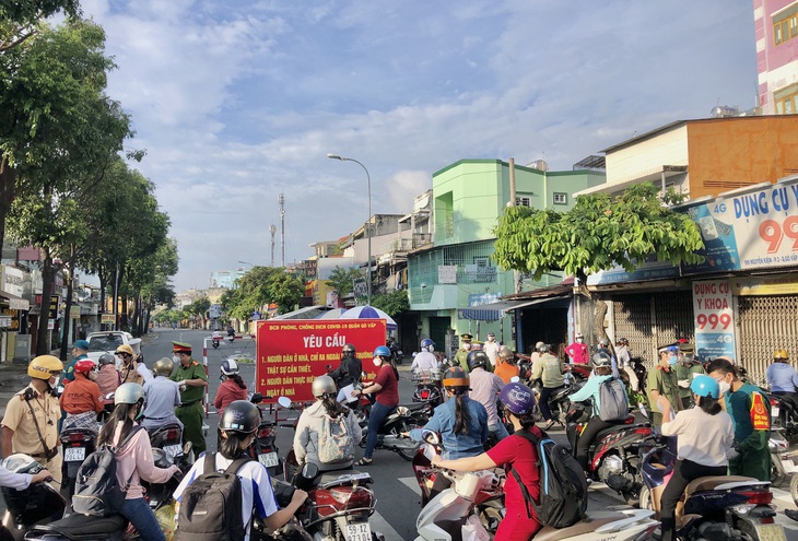 Sở Y tế TP.HCM điều chỉnh đối tượng được cấp giấy đi đường tại các cơ sở y tế - Ảnh 1.