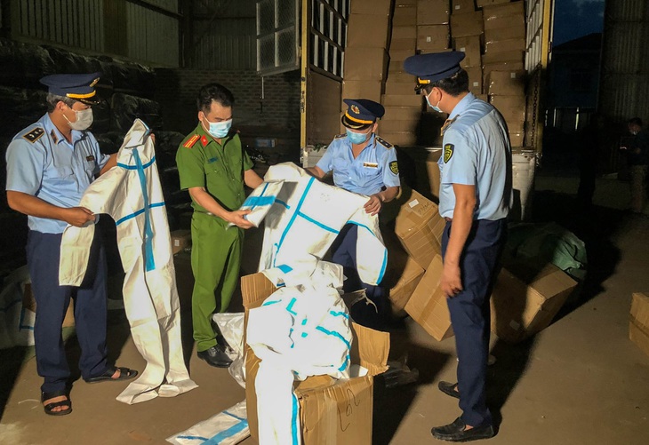Liên tiếp thu giữ máy tạo oxy, quần áo phòng hộ y tế không rõ nguồn gốc - Ảnh 1. Liên tiếp thu giữ máy tạo oxy, quần áo phòng hộ y tế không rõ nguồn gốc - Ảnh 1.