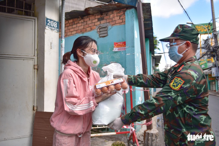 Bộ đội len lỏi sâu vào các hẻm tặng nhu yếu phẩm cho người dân, sinh viên ở trọ - Ảnh 1.