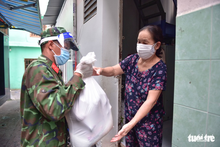 Bộ đội len lỏi sâu vào các hẻm tặng nhu yếu phẩm cho người dân, sinh viên ở trọ - Ảnh 5.