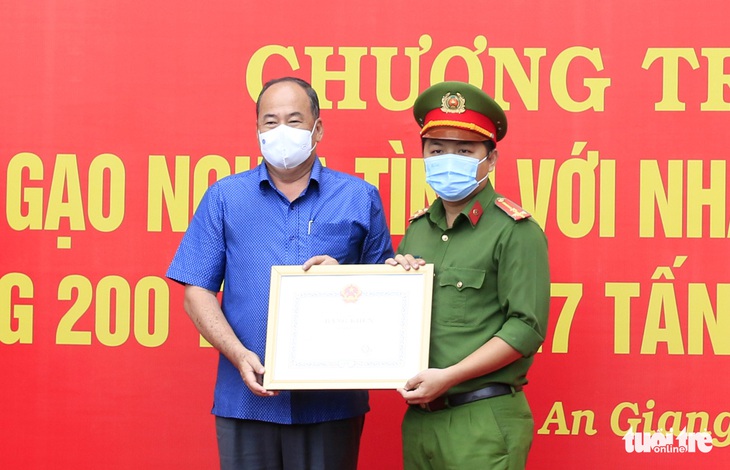 An Giang tặng bằng khen cho thượng úy công an cứu sản phụ sinh đôi - Ảnh 1.