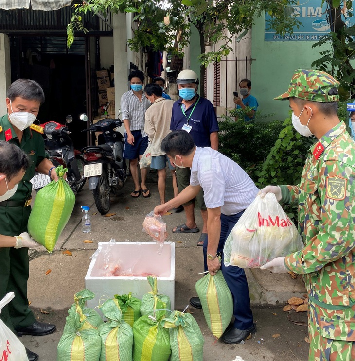 Người dân treo biển cần cứu trợ, Bình Dương xử lý ra sao? - Ảnh 3.