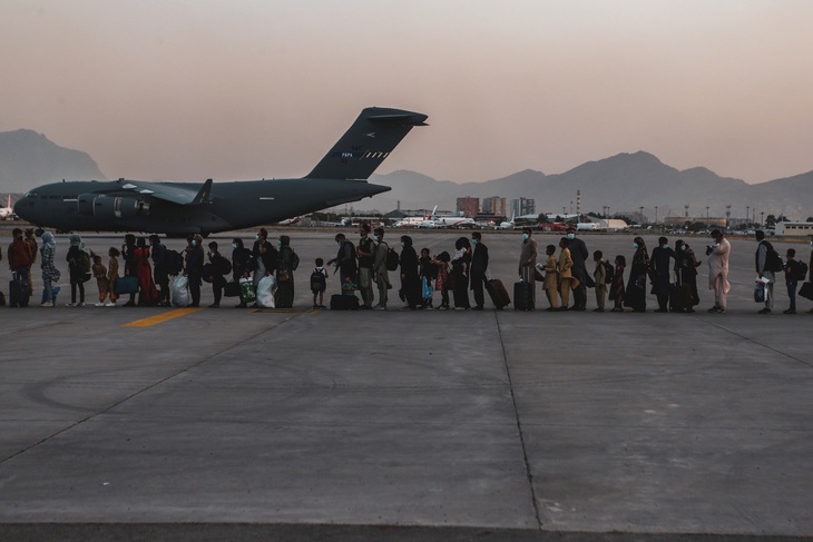 Nhà thầu Mỹ bị chỉ trích vì bán vé bao rời khỏi Afghanistan - Ảnh 1.