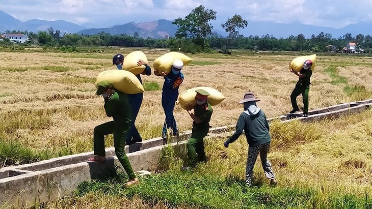 Công an Đà Nẵng triển khai các điểm cung ứng lương thực, thực phẩm tại 30 phường - Ảnh 1.