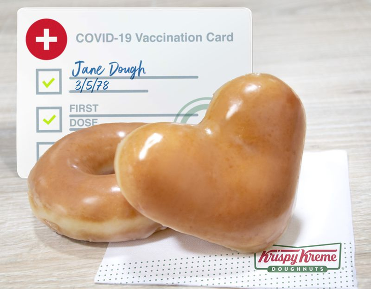 Công ty bánh Mỹ tặng donut trái tim cho người đã tiêm vắc xin - Ảnh 1. Công ty bánh Mỹ tặng donut trái tim cho người đã tiêm vắc xin - Ảnh 1.