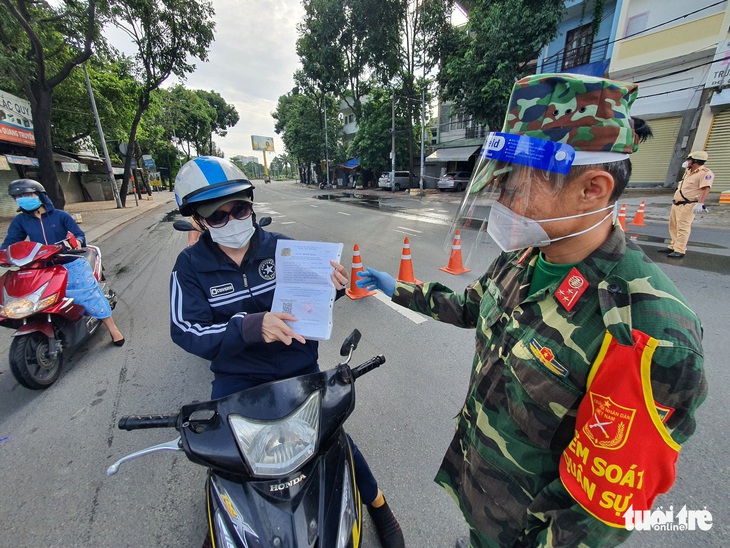 Ngày thứ 2 dùng giấy đi đường mới: Nhiều người vẫn dùng giấy mẫu cũ - Ảnh 1.