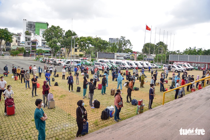 Bạn trẻ TP.HCM khăn gói theo xe taxi tình nguyện chuyển bệnh nhân F0 - Ảnh 8.