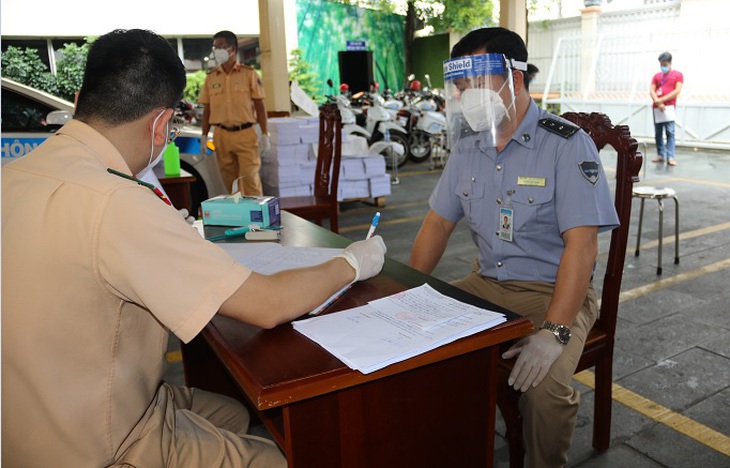 Công an TP.HCM hướng dẫn cụ thể việc sử dụng giấy đi đường mẫu mới - Ảnh 1.