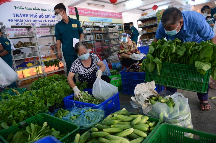 Kéo hàng về địa bàn để đi chợ hộ cho dân - Ảnh 4.