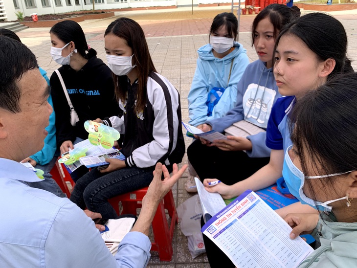 Thêm hàng loạt trường đại học công bố điểm sàn xét tuyển - Ảnh 1.