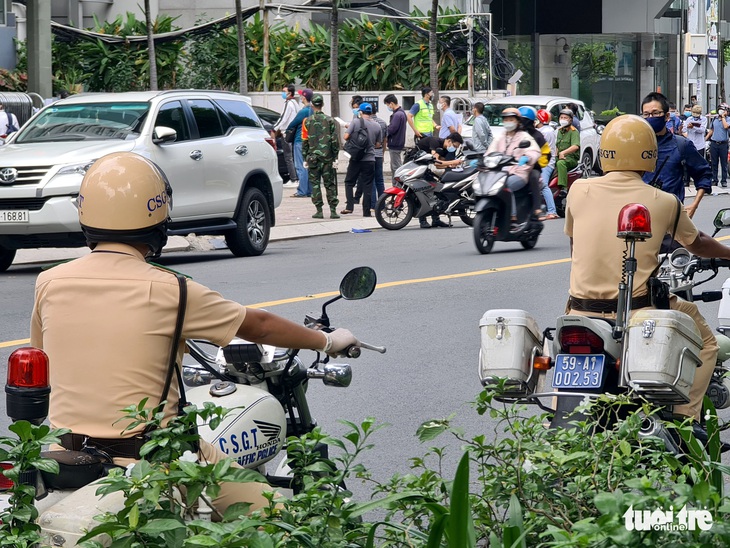 Người đứng kẻ ngồi điền giấy đi đường ở Sở Công thương TP.HCM - Ảnh 3.