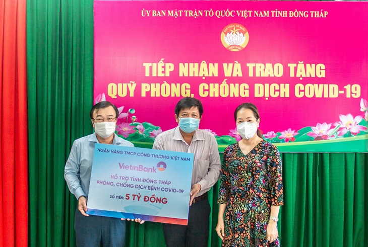 VietinBank hỗ trợ hơn 27 tỉ đồng cho 5 tỉnh phía Nam - Ảnh 1.