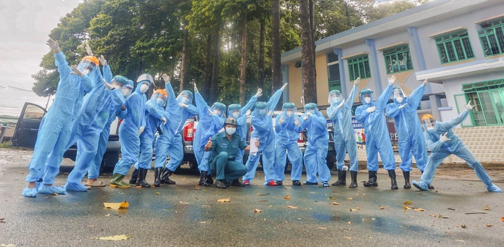 Cất đồng phục tiếp viên hàng không, khoác đồ bảo hộ phun khử khuẩn giữa các ổ dịch - Ảnh 5.