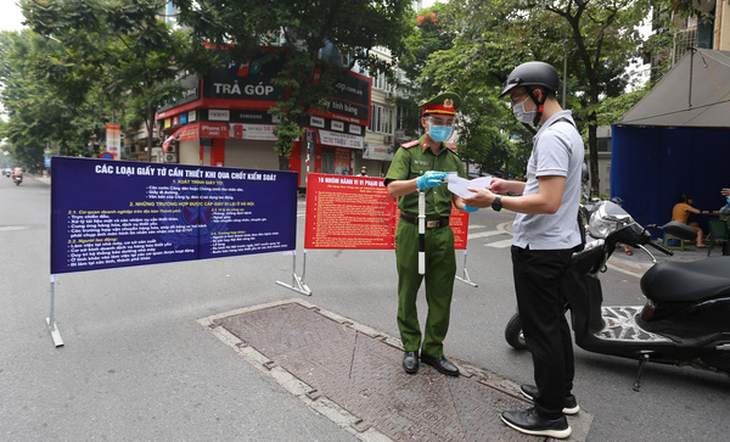 Hà Nội giao công an nghiên cứu quy định mới về cấp, sử dụng giấy đi đường - Ảnh 1.