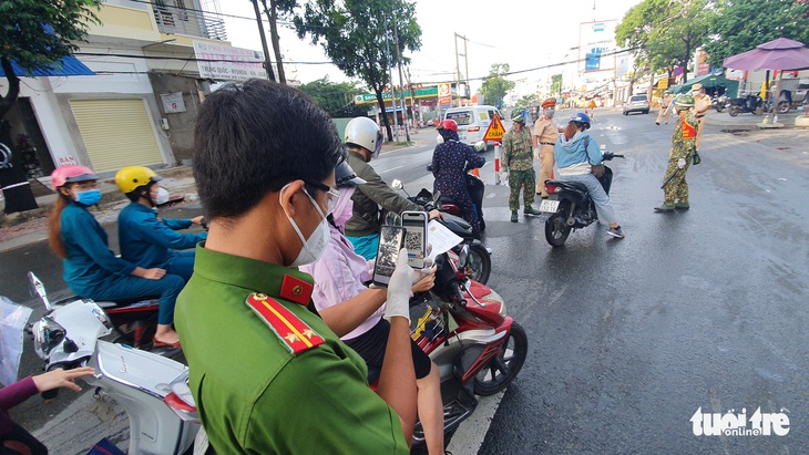 Người đi đường TP.HCM khai báo di chuyển nội địa trở lại - Ảnh 5.