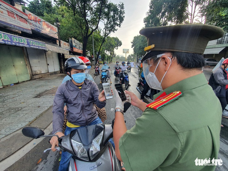 Người đi đường TP.HCM khai báo di chuyển nội địa trở lại - Ảnh 1.