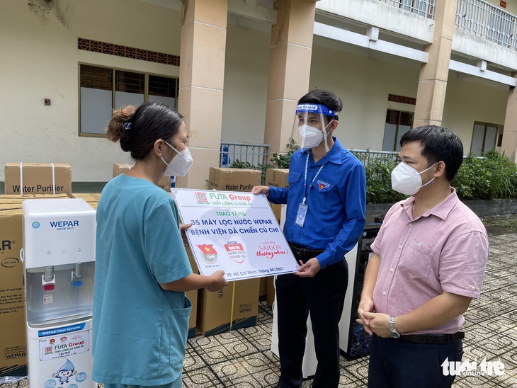 Tặng 80 máy lọc nước cho các bệnh viện điều trị COVID tại Củ Chi và Hóc Môn - Ảnh 2.