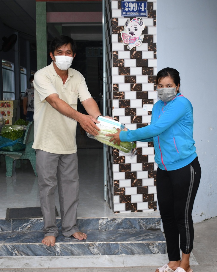 Tình người nơi tuyến đầu phòng chống dịch COVID-19: Sài Gòn, những trái tim sẻ chia - Ảnh 1.